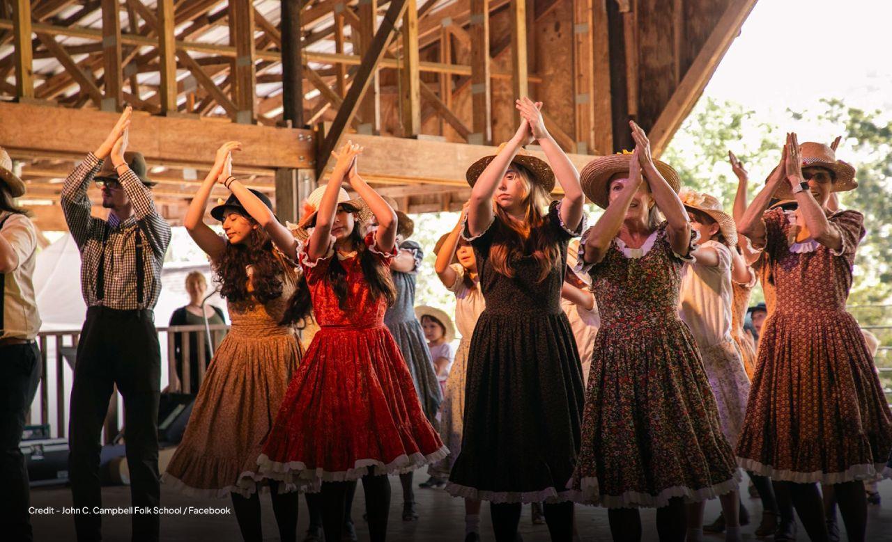 Appalachian Folk Dress of US: The Timeless Beauty of Quilted Skirts & Homespun Shirts
