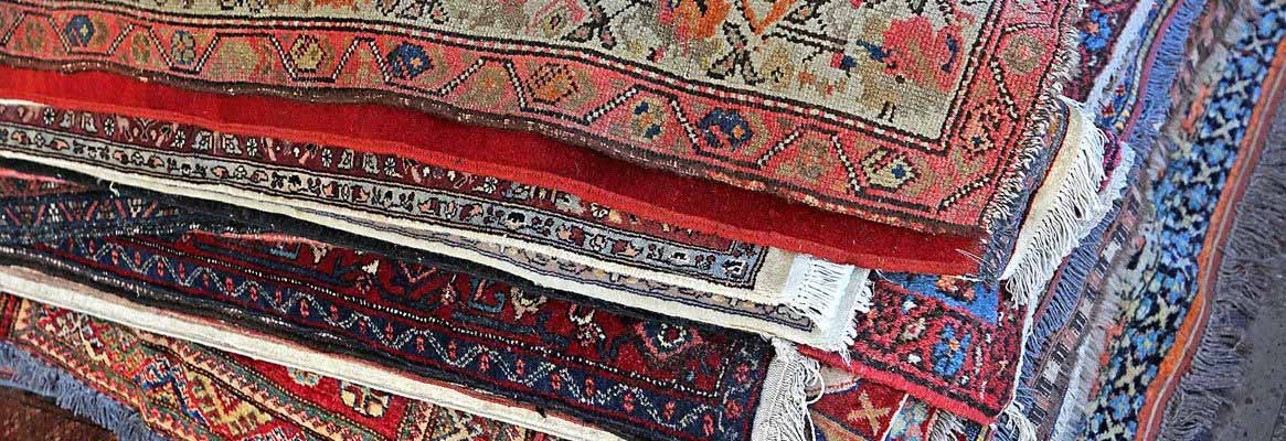 Choices and Constraints: Pattern Formation in Oriental Carpets