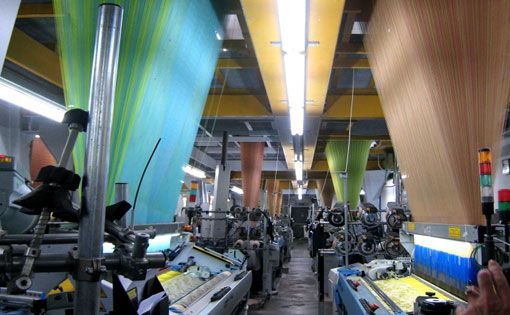 Textile looms Weaving at Top Speed Again