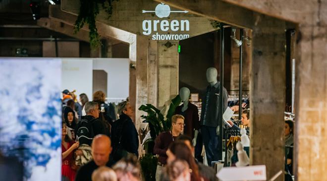 What do the apple and the arrow passing through it symbolise in the Greenshowroom logo?