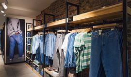 UK retail sales tumble in February: CBI survey