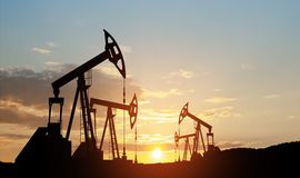 US extends waiver allowing countries to buy Russian oil on sea