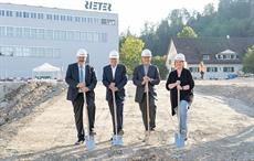 From left to right: Michael Künzle (Mayor), Bernhard Jucker (Chairman of Board of Directors of Rieter), Norbert Klapper (CEO Rieter), Christa Meier (City Councillor and Head of Building Department)