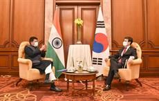 Indian Minister of Textiles Piyush Goyal (left) and Korean Minister of Trade Yeo Han-Koo. Pic: Piyush Goyal/Twitter