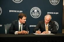 UK’s trade minister Greg Hands (L) and South Carolina governor Henry McMaster (R) sign the UK’s third trade MoU with a US state. Pic: Twitter/ @GregHands