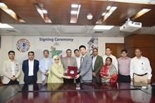 BEPZA's Nafisa Banu and QSL.S Garments' Wanle Xuan signed the agreement. Pic: BEPZA 