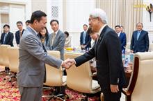 Prime Minister Hun Manet (L) with Yoshihisa Suzuki, chairman of the Japan-Mekong Business Cooperation Committee. Pic: Cambodia’s Ministry of Interior News