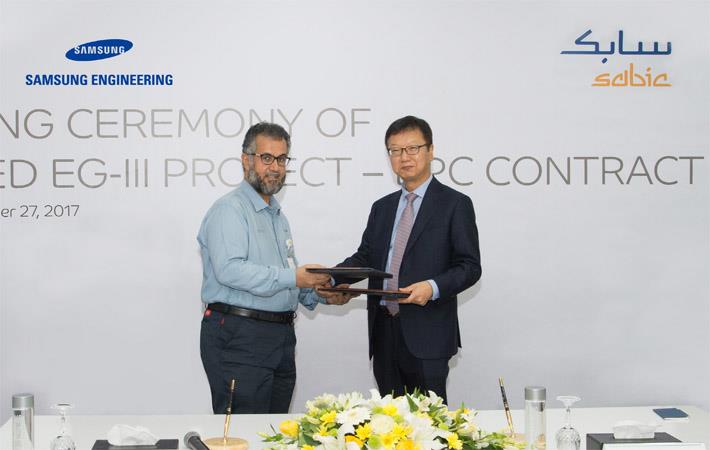 Samsung Engineering president & CEO Sungan Choi and Jubail United president Abdullah Al Shamrani at the contract signing ceremony. Courtesy: Samsung Engineering