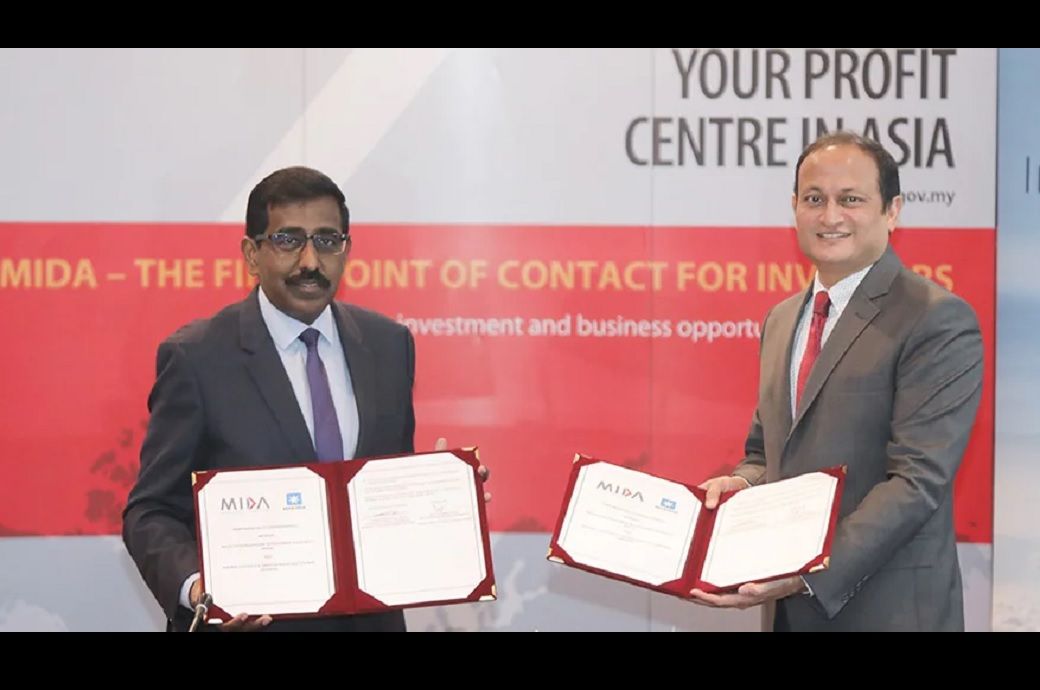 (L)Sivasuriyamoorthy Sundara Raja, DCEO, Investment Promotion and Facilitation of MIDA and Rupesh Jain, MD of Maersk Thailand, Malaysia and Singapore sign the MoU. Pic: Maersk