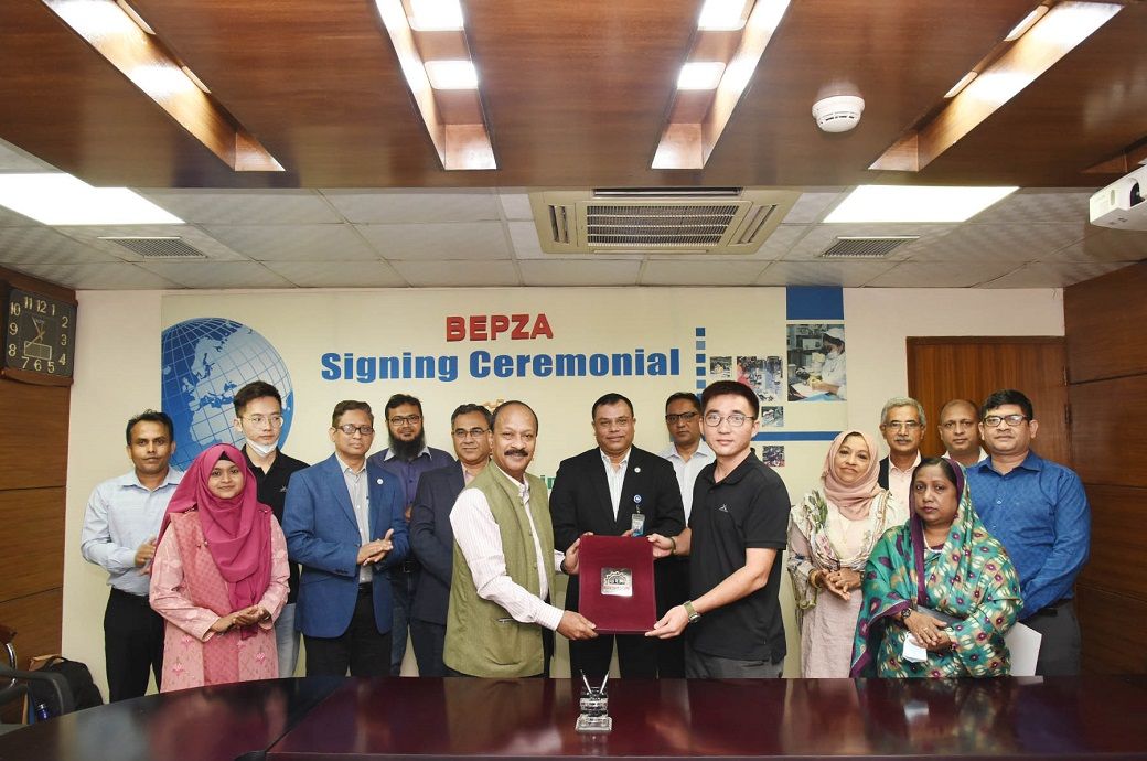Ali Reza Mazid, member (investment promotion) of BEPZA, and Zhang Yan, representative of Qinda Outdoor. Pic: BEPZA