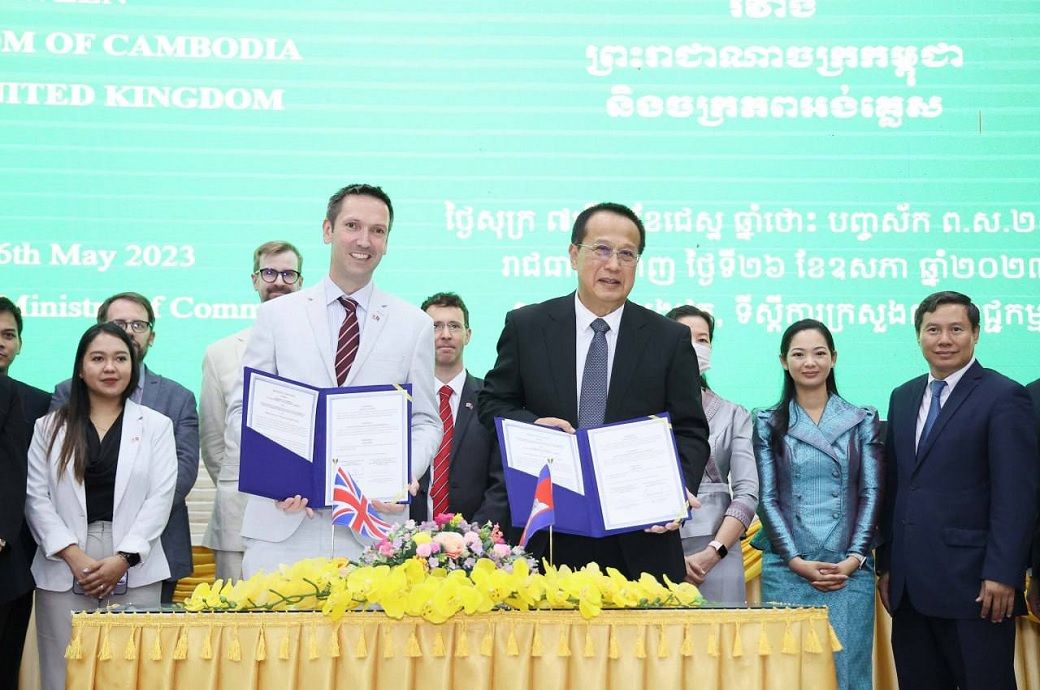 (L) British Ambassador to Cambodia Dominic Williams & Minister of Commerce Pan Sorasak signed the MoU. Pic: @ukincambodia/Twitter