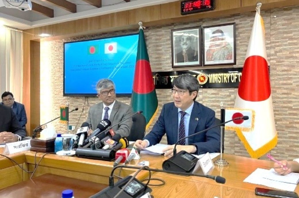 Ambassador IWAMA Kiminori(R) with Mr. Tapan Kanti Ghosh, Senior Secretary of Ministry of Commerce. Pic: Embassy of Japan in Bangladesh