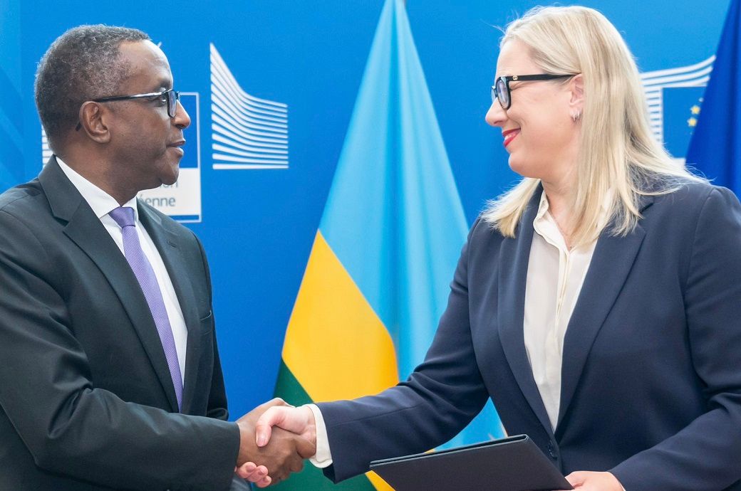 Rwandan minister for foreign affairs Vincent Biruta (L) and EU