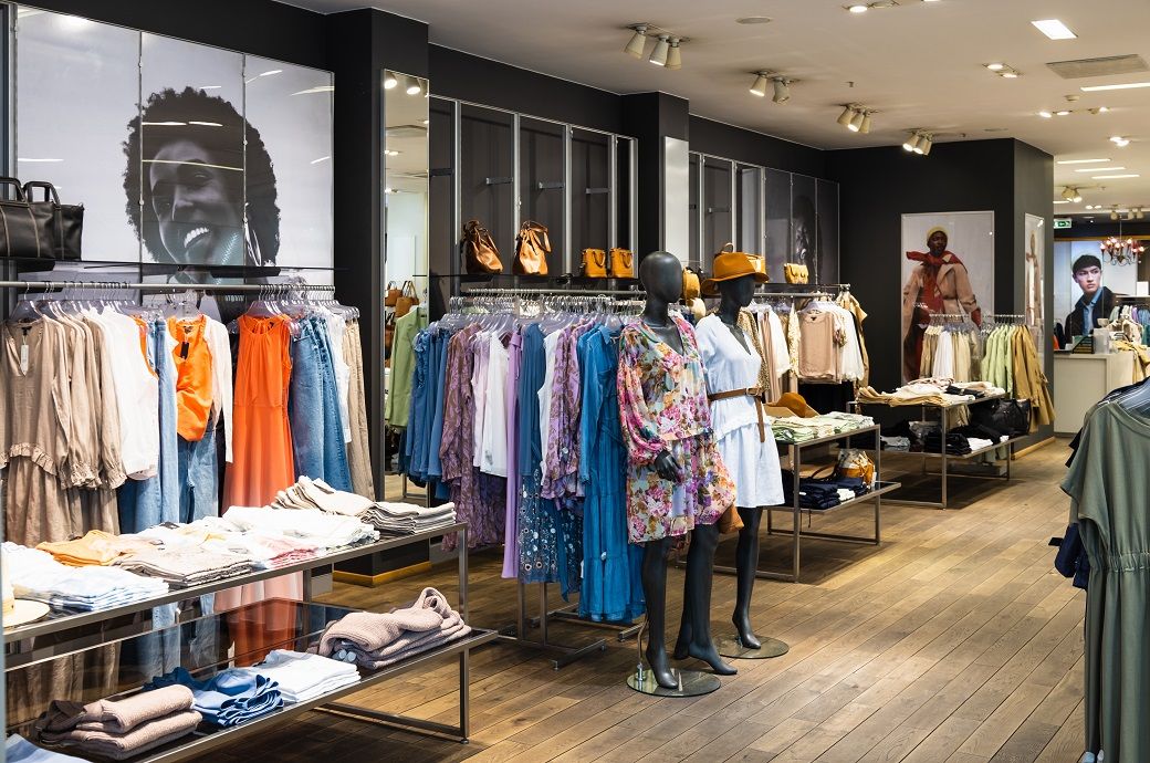 UK consumer confidence worsens despite spending rise