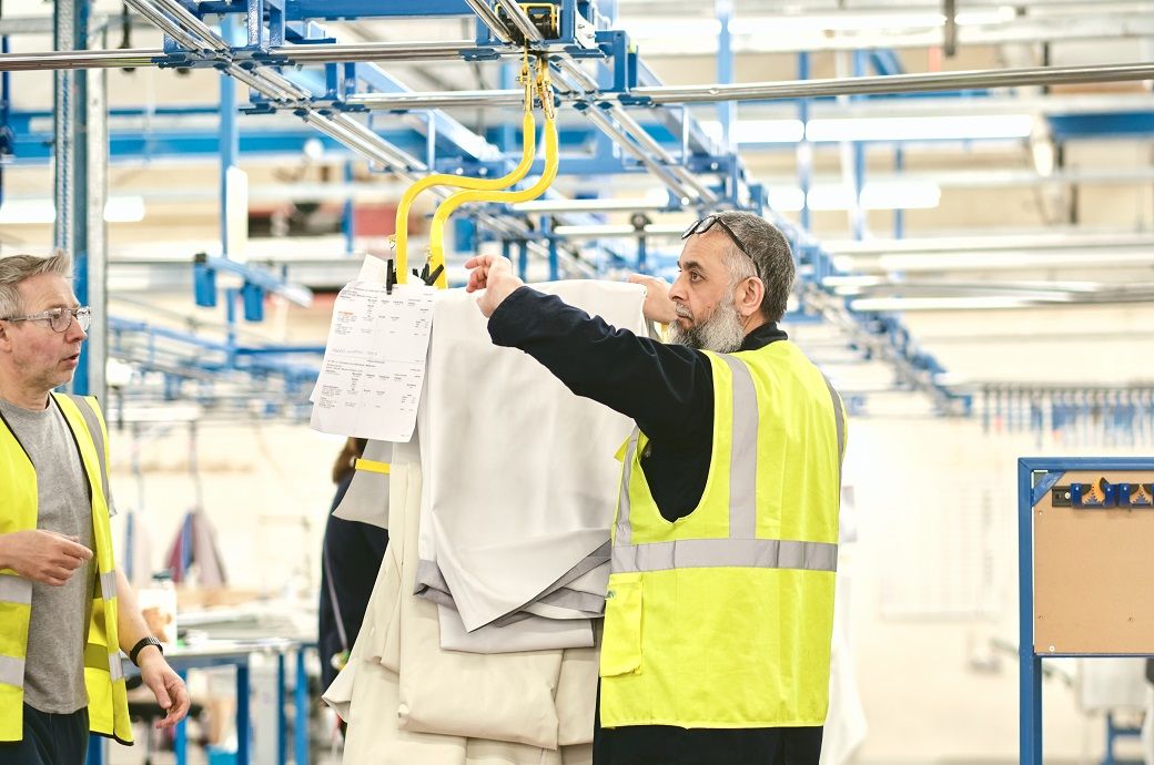 UK manufacturers end year with output growth, but confidence weakens