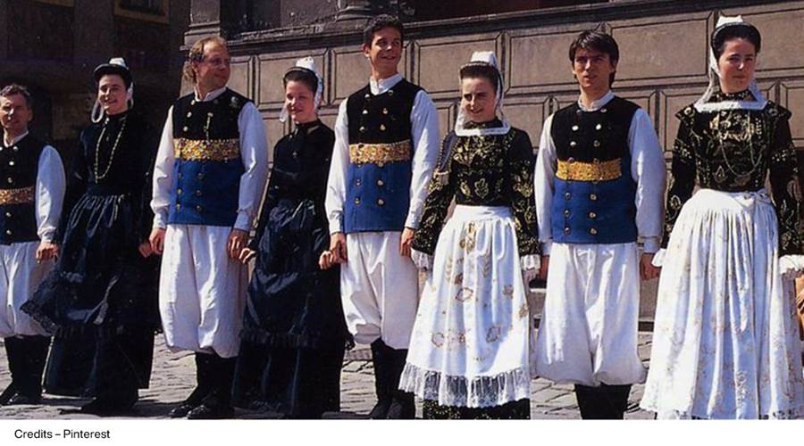 A group of people wearing traditional clothing

AI-generated content may be incorrect.