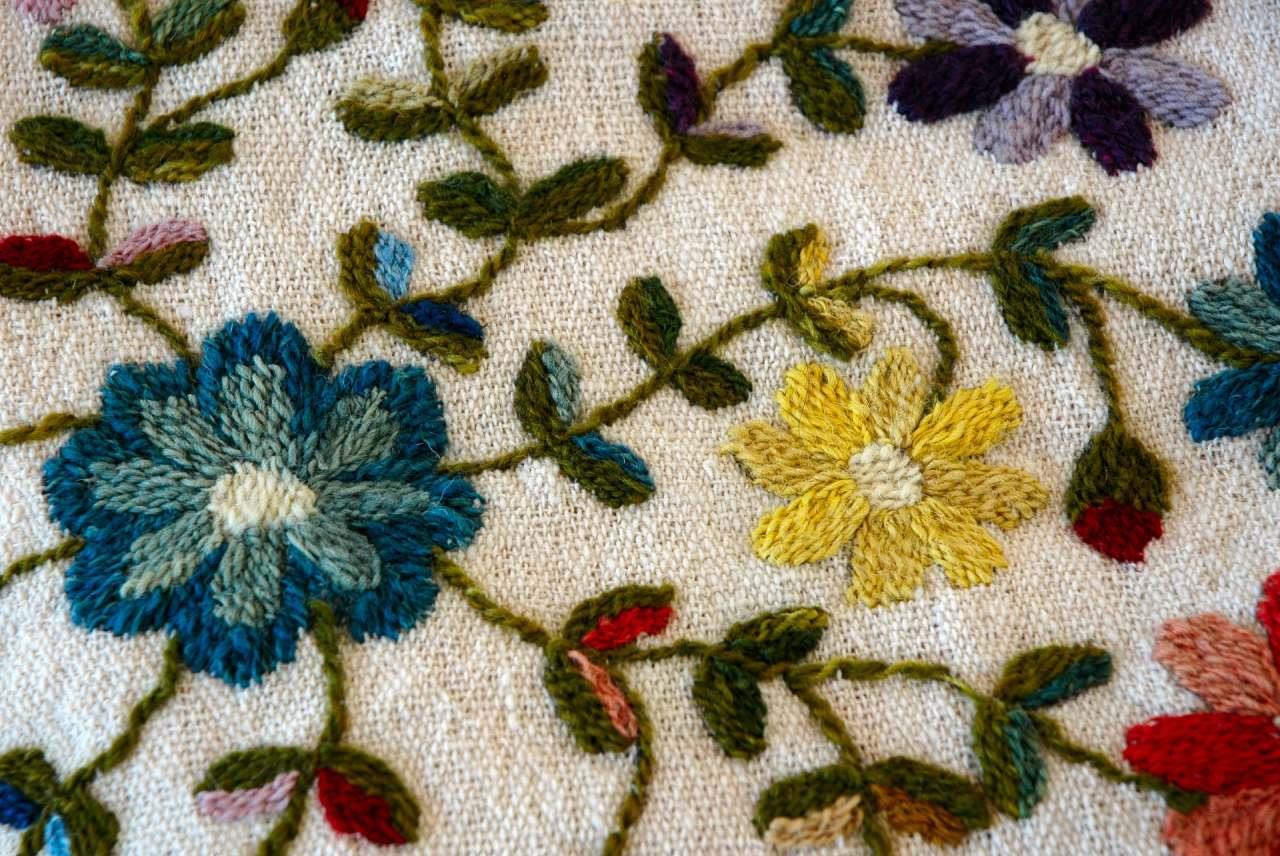 Crewel Embroidery, pointed hook Embroidery, Crewel History ...