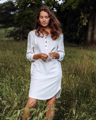 A person in a white dressDescription automatically generated with low confidence