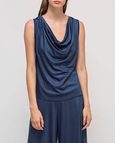 A person wearing a blue dress
Description automatically generated with medium confidence