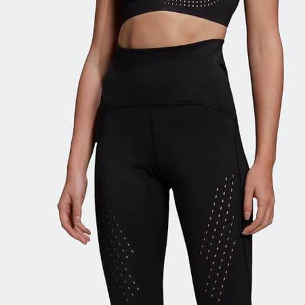 A person wearing a black dressDescription automatically generated with low confidence