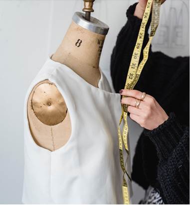 صورة تحتوي على شخص يحمل وصفًا يرتدي ملابس يتم إنشاؤها تلقائيًا