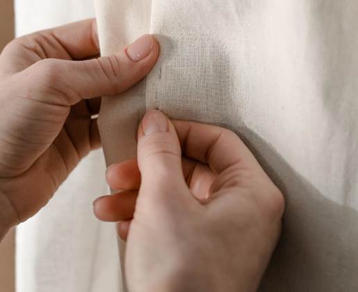 لقطة مقرّبة لشخص يمسك بيد رضيع يتم إنشاء الوصف تلقائيًا بثقة متوسطة