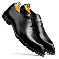 黑色和黄色的鞋子描述已自动生成，可信度较低