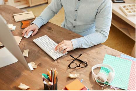 A person working on a computer
Description automatically generated with medium confidence