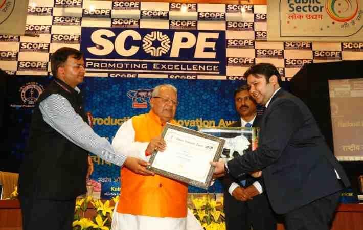 Aman Jain of Duke Fashions receiving the award