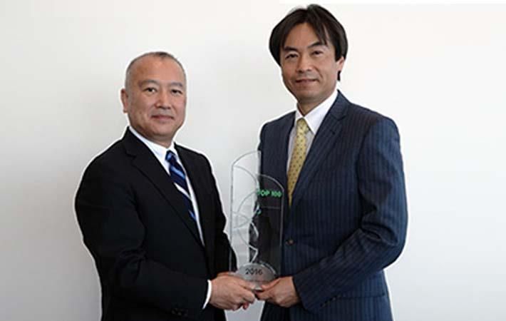 Takahata (right) accepting the trophy from Hirofumi Hino of Clarivate Analytics