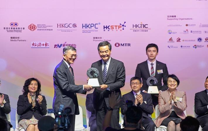 Dr Harry Lee, Chairman of HKRITA receives the award from HKSAR Chief Executive Leung Chun Ying