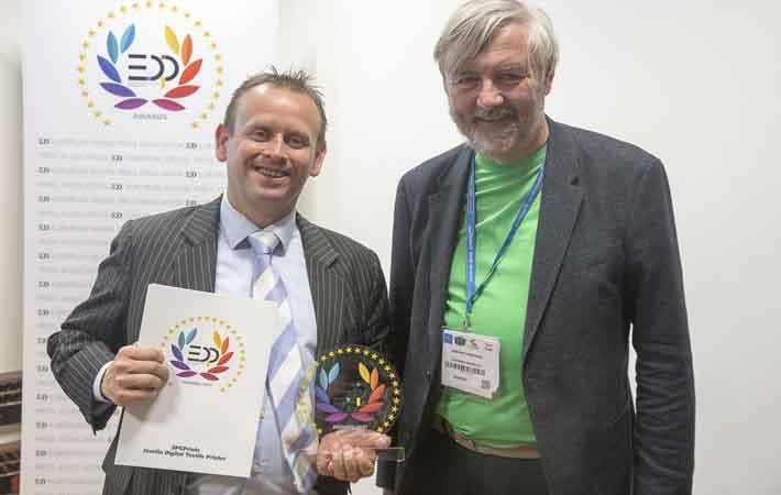 Jos Notermans from SPGPrints (left) receives EDP Award 2017 from Herman Hartman
