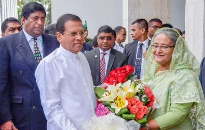 Sri Lankan President Maithripala Sirisena (in white) being welcomed by Bangladesh Prime Minister Sheikh Hasina; Courtesy: news.lk
