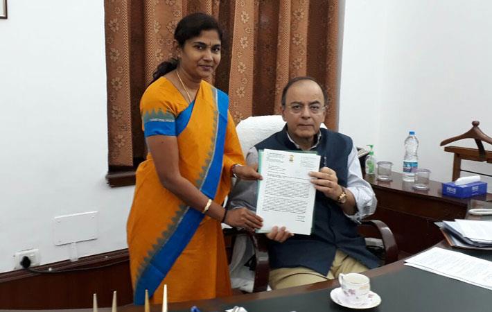 Tiruppur MP V Sathyabama handing over a letter requesting revision of GST rates to Union finance minister Arun Jaitley (seated); Courtesy: TEA