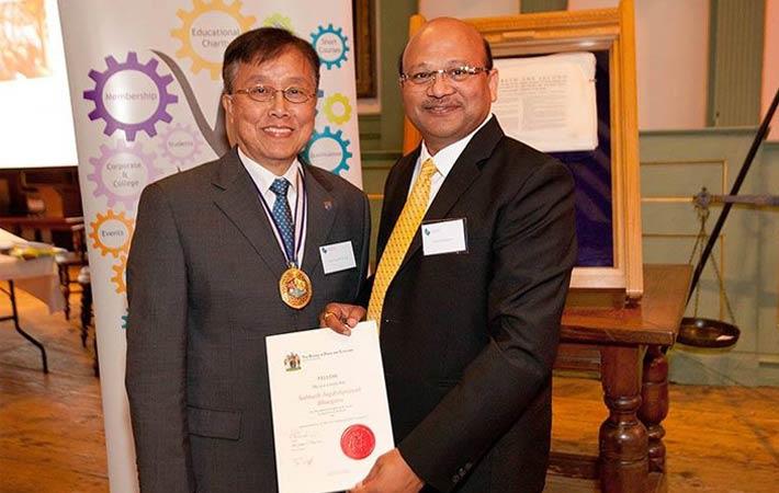 Subhash Bhargava (right) receiving the award from  Prof Philip Yeung Kwo-wing, the new SDC president.