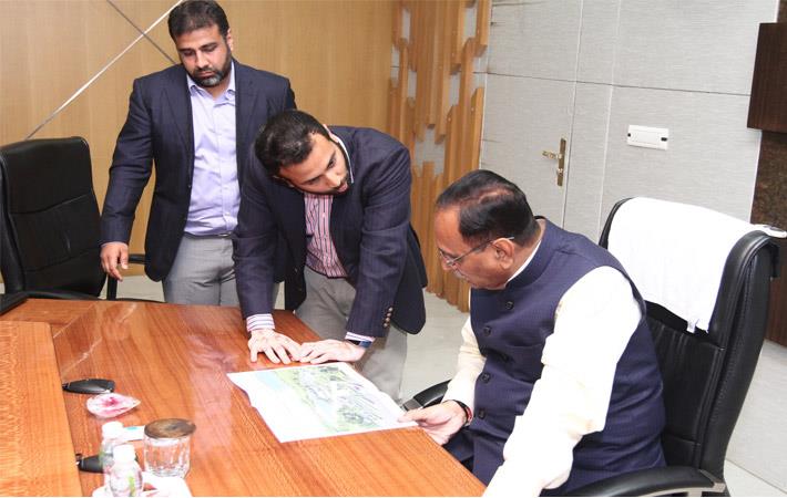 Arvind Limited executive directors Punit Lalbhai (left) and Kulin Lalbhai explaining the project to Gujarat chief minister Vijay Rupani. Courtesy: Arvind Ltd