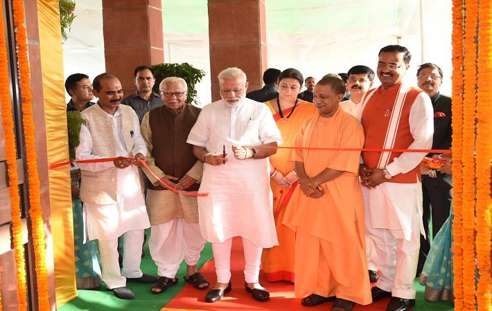 Prime Minister Narendra Modi dedicating the Deendayal Hastkala Sankul to the nation, in Varanasi, Uttar Pradesh on September 22, 2017. Courtesy: PIB