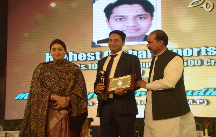 Shreyaskar Chaudhary (centre) receiving Gold Trophy from textiles minister Smriti Irani (left) and minister of state for textiles Ajay Tamta (right); Courtesy: Pratibha Syntex