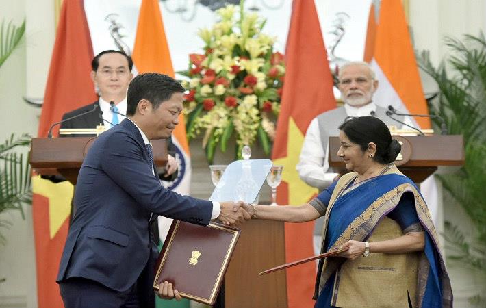 Vietnamese President Tran Dai Quang and Indian Prime Minister Narendra Modi witnessing the exchange of MoU on economic and trade cooperation, at Hyderabad House in New Delhi. Courtesy: PIB