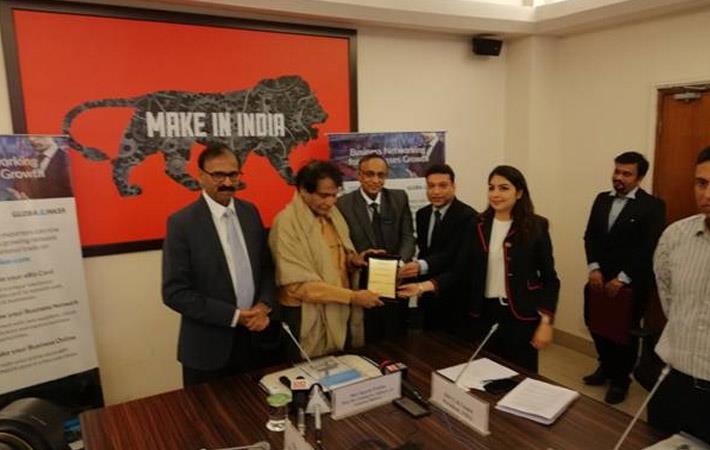 Commerce and industry minister Suresh Prabhu (2nd from left) at the launch of FIEO GlobalLinker in New Delhi. Courtesy: PIB/ministry of commerce and industry