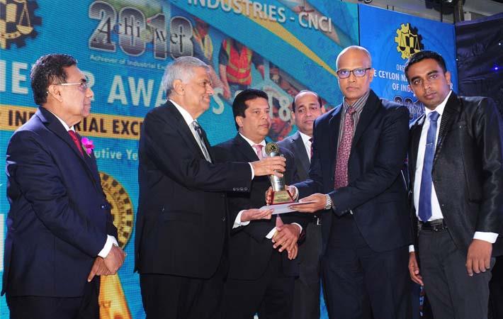 Hemantha Mannaperuma, Tharindu Dissanayaka (second right and extreme right) receive award from prime minister Ranil Wickramasinghe; Courtesy: Teejay Lanka