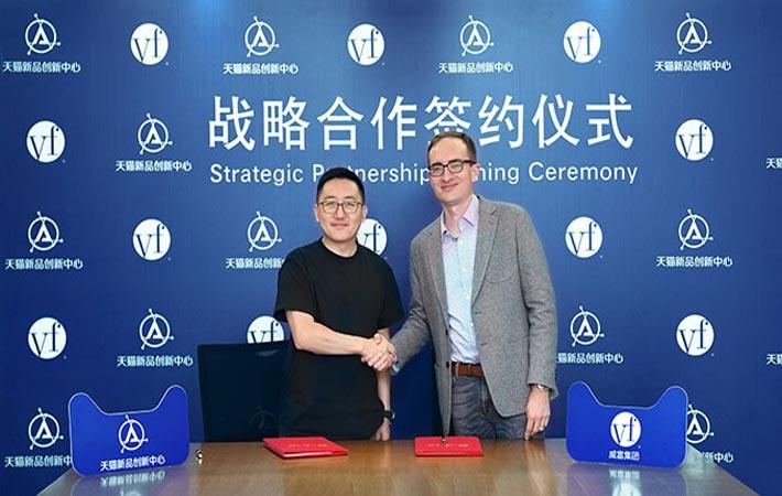 Liu Bo (left), GM of Alibaba