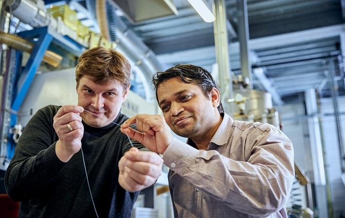 Scientist Pavan Manvi, RWTH Aachen University (right) and Covestro researcher Dr. Jochen Norwig