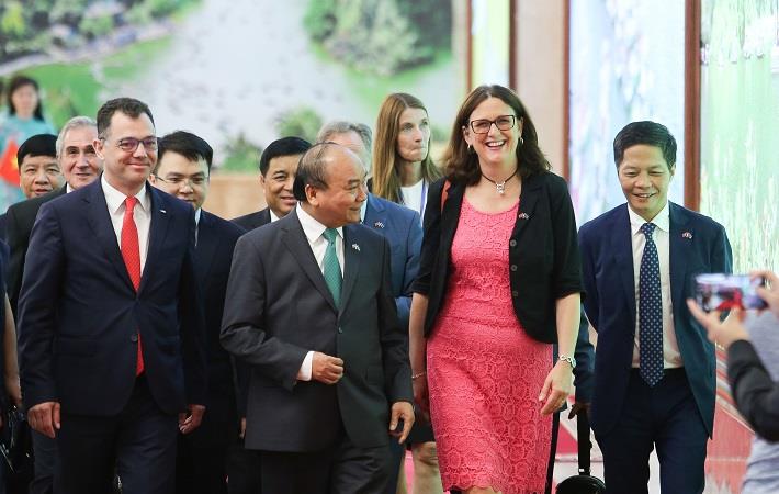 Vietnamese Prime Minister Nguyen Xuan Phuc (2nd left) and EU Trade Commissioner Cecilia Malmström (2nd right). Pic: EC - Audiovisual Service / Nguyen Thanh Khanh