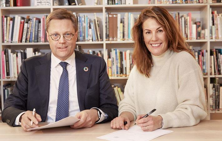 IOM Finland Chief of Mission Simo Kohonen & H&M Group Head of Sustainability Anna Gedda sign MoU. Pic: IOM