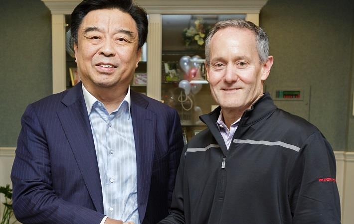 Shandong Ruyi chairman, Yafu Qiu (Left) and The LYCRA Company CEO, Dave Trerotola; Pic: BusinessWire