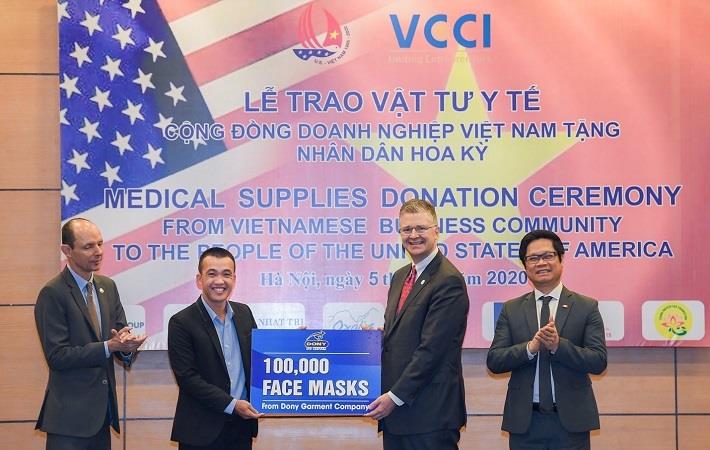 Pham Quang Anh (left), Director, Dony Garment, and the US ambassador to Vietnam Daniel Kritenbrink during the medical supplies donation hosted by VCCCI on June 5. Pic: Dony Garment