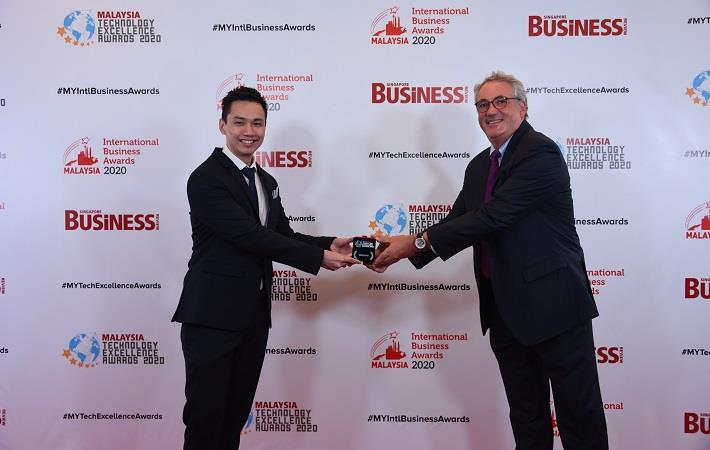 Dr. Thomas Ong, CEO of NanoTextile (left) receiving the award from Jonathan Derullo, Singapore Business Review. Pic: NanoTextile