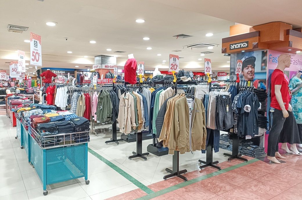 Mass layoffs and store closures rock US retail